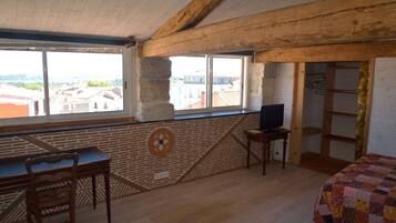 3 bedrooms, in-room safe, desk, iron/ironing board