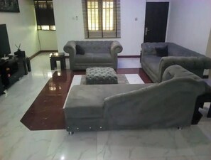 Smart TV - Lovely two bedroom rental unit with free parking (Lagos)