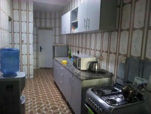 Kühlschrank, Mikrowelle, Ofen, Wasserkocher