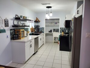 Kjøleskap, mikrobølgeovn, ovn og oppvaskmaskin