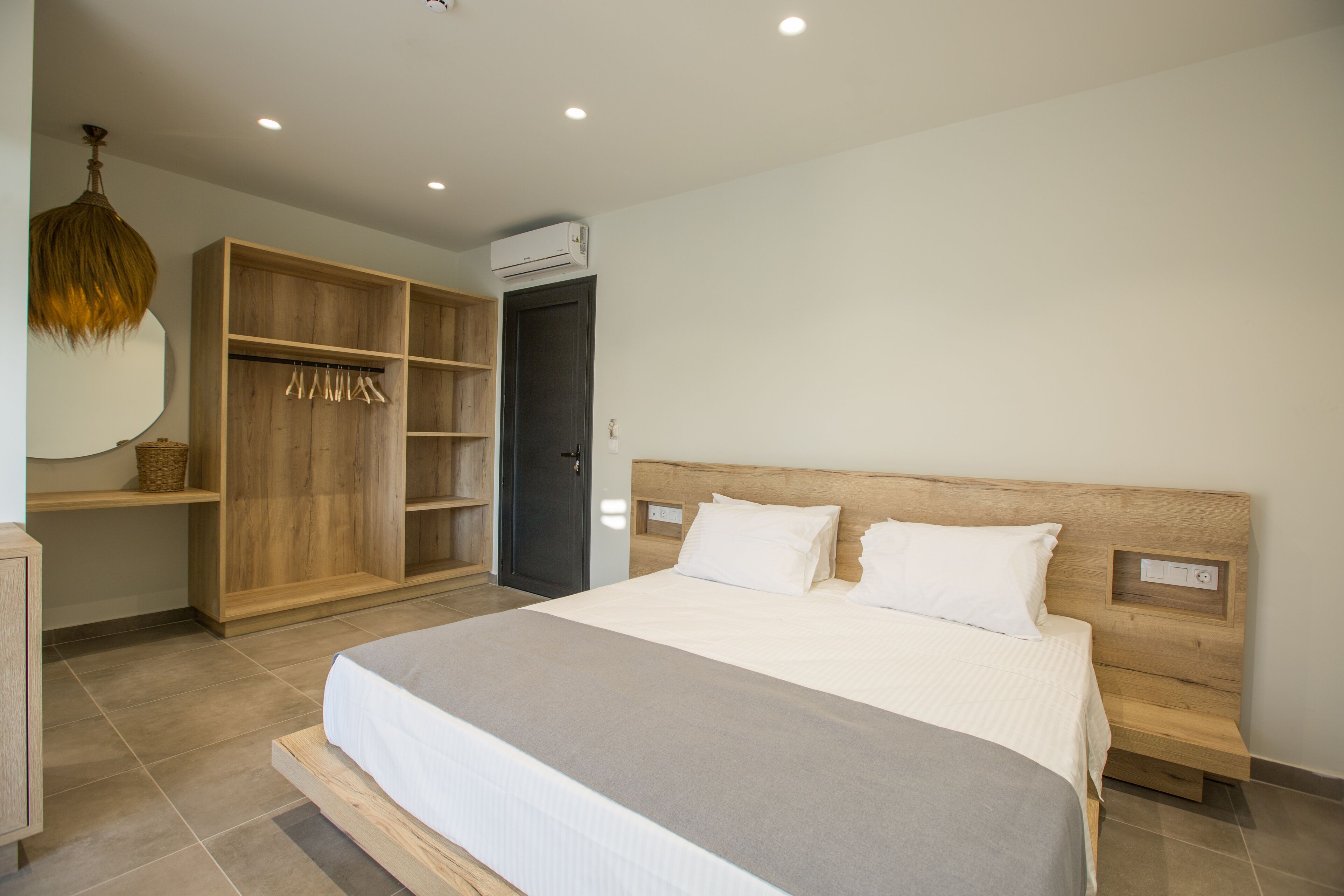Ein Schlafzimmer mit einem großen Bett, einem Holzschrank und einem Deckenventilator.