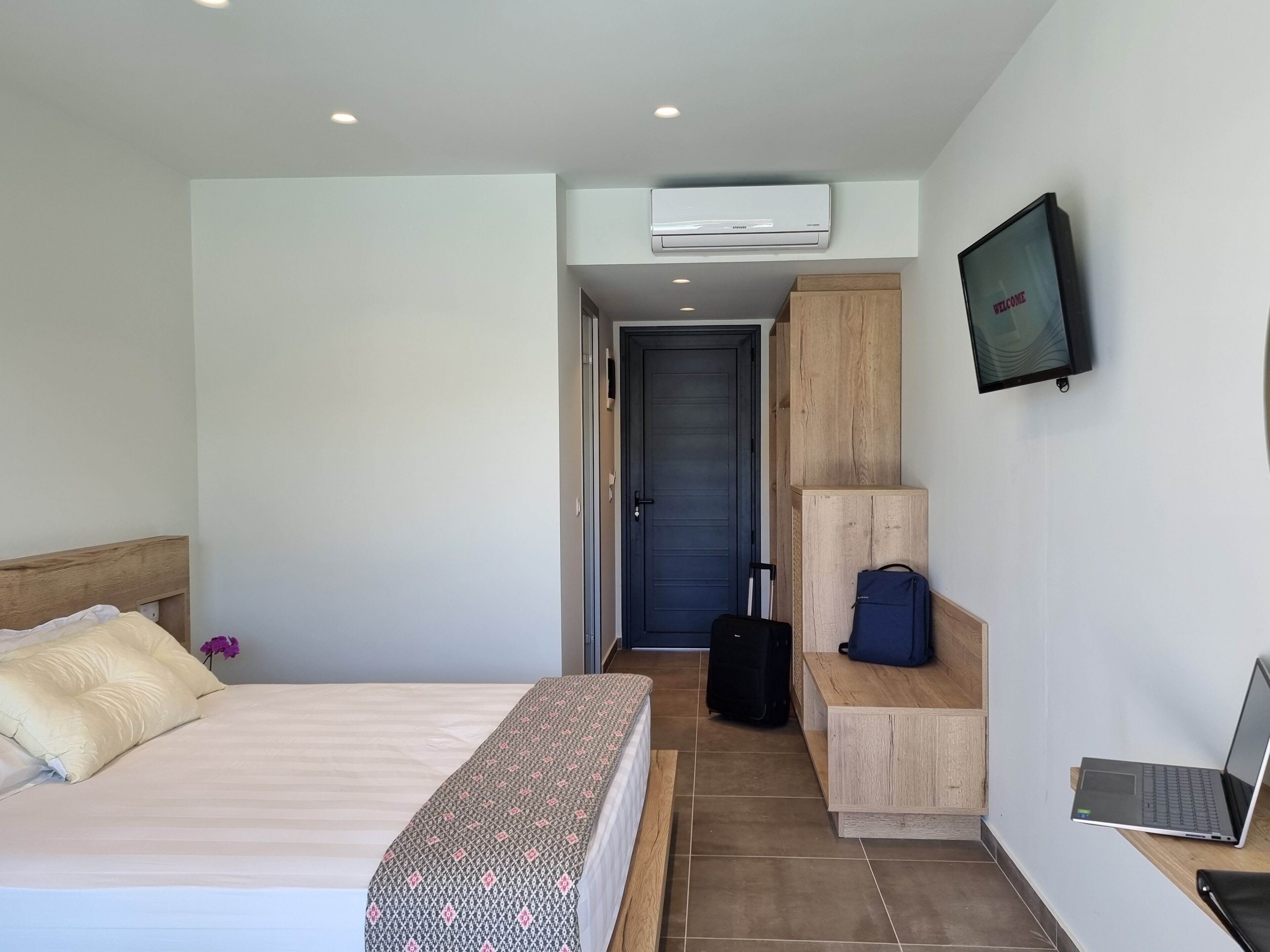 Egyptian cotton sheets, premium bedding, pillowtop beds, minibar