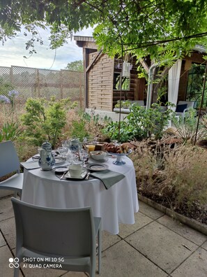 تناول الطعام بالخارج