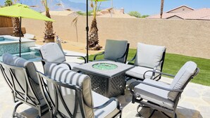 A patio with outdoor furniture, a pool, and a view of mountains. - Beautiful Desert Retreat - Salt Water Pool & Spa (Desert Hot Springs)
