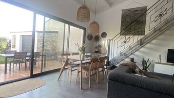 Smart TV, fireplace, DVD player, books