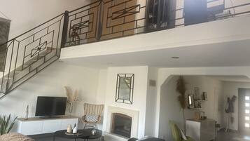 Smart TV, fireplace, DVD player, books