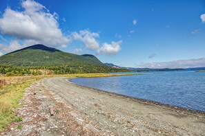 On the beach - Peaceful Bayside Farmhouse Retreat on Hood Canal (Brinnon)
