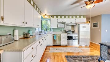 雪櫃、微波爐、焗爐、爐具