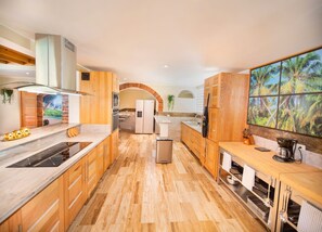 Kühlschrank, Kochgeschirr/Geschirr/Besteck, Esstisch