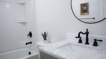 Combinazione doccia/vasca, asciugacapelli, asciugamani, sapone