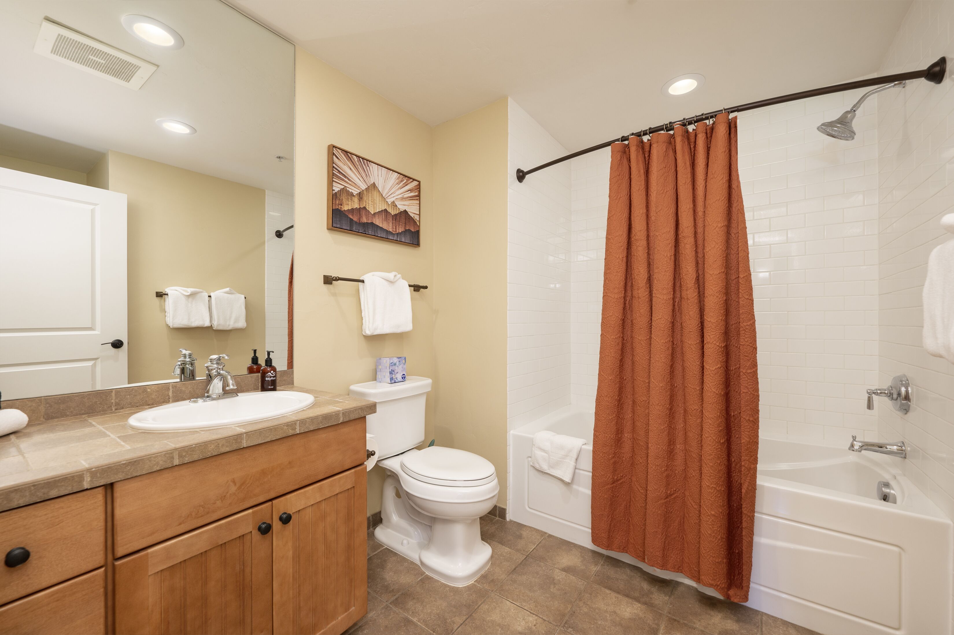 Une salle de bain avec un lavabo, des toilettes et une baignoire.