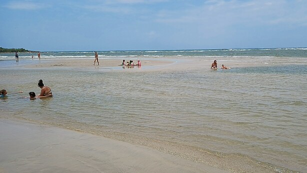 A beach scene with people swimming and relaxing in the water. - House with pool Guaratuba-Barra do Saí - 100 m from the beach (Guaratuba)