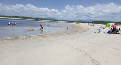 House with pool Guaratuba-Barra do Saí - 100 m from the beach
