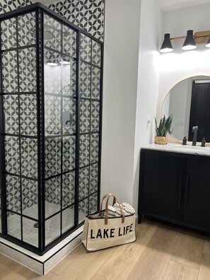 Shower, hair dryer, towels, soap - Lakeview! The Jefferson Cottage at Holiday Island. (Holiday Island)
