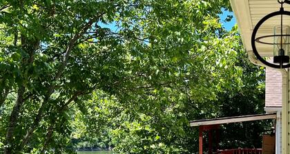 Lakeview! The Jefferson Cottage at Holiday Island.