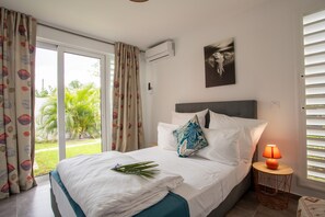 In-room safe, individually decorated, desk, laptop workspace - Hôtel Guadeloupe Palm Suites (Saint-François)