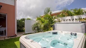 Suite Exclusive, 1 grand lit et 1 canapé-lit, balcon, vue piscine | Bain à remous privé