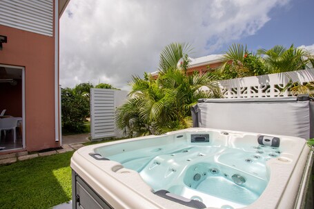 Bañera de hidromasaje privada