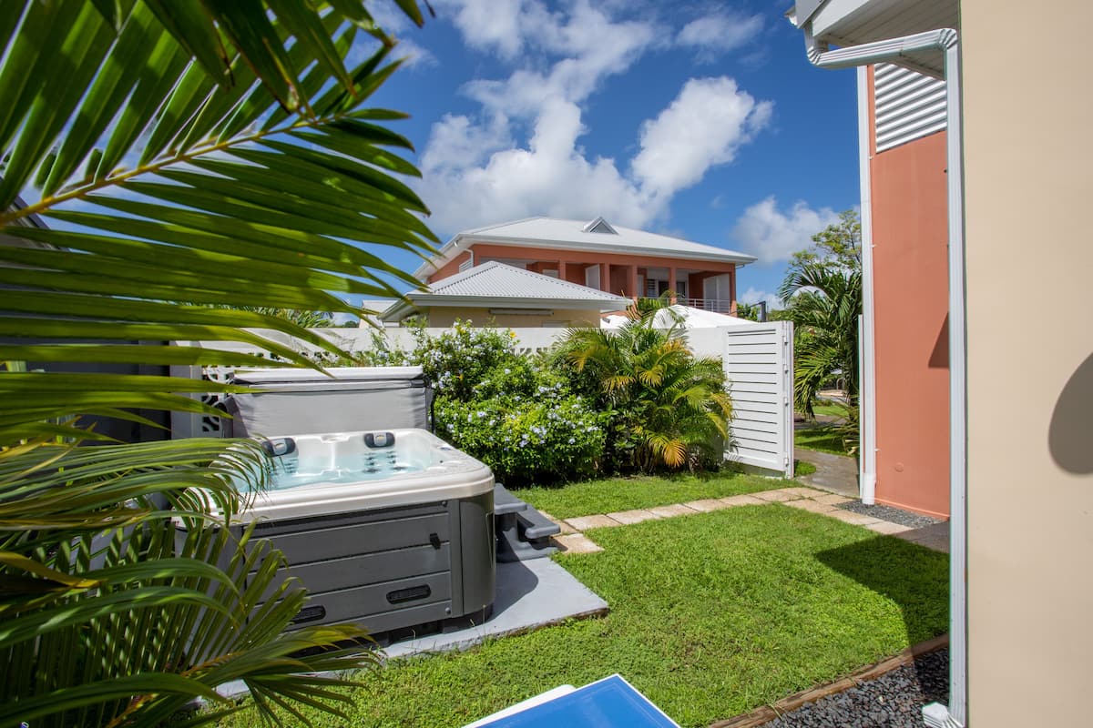 Exclusive Suite, 1 Queen Bed with Sofa bed, Balcony, Pool View | Private spa tub