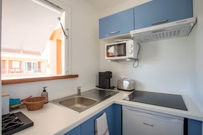 Superior Room, 1 King Bed, Balcony, Pool View | Private kitchen | Full-size fridge, microwave, oven, stovetop - Hôtel Guadeloupe Palm Suites (Saint-François)
