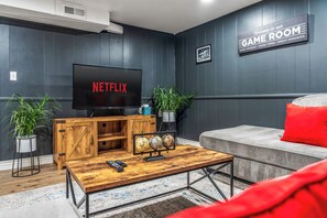 Smart-TV, Tischfußball, Bücher