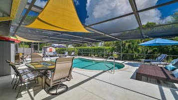 Una piscina al aire libre, una piscina climatizada