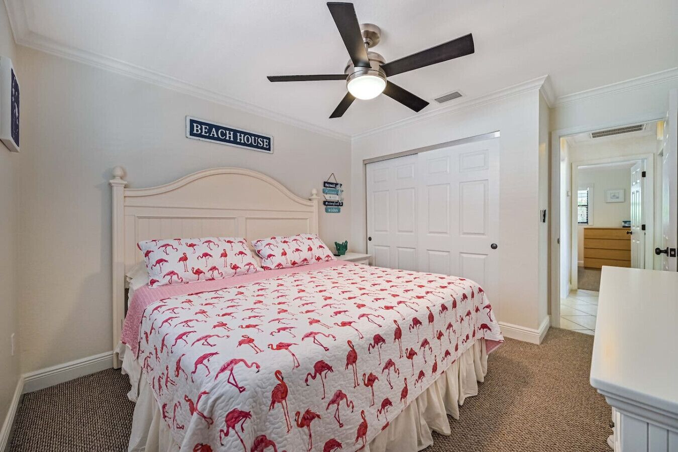 Tabla de planchar con plancha, wifi gratis y ropa de cama 