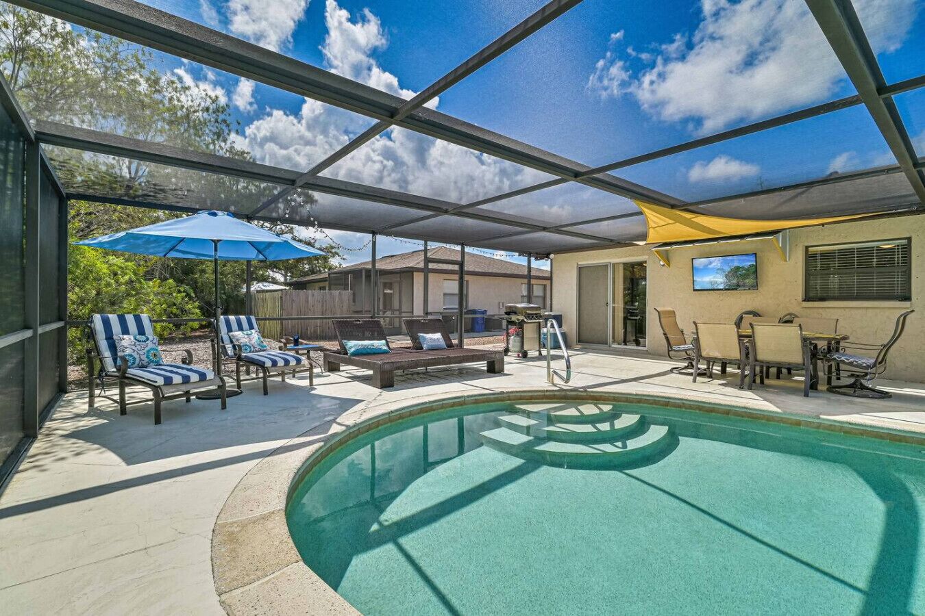 Una piscina al aire libre, una piscina climatizada