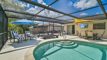 Una piscina al aire libre, una piscina climatizada