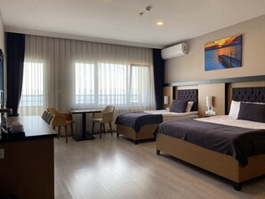 Deluxe-Dreibettzimmer, Balkon, Meerblick | Allergikerbettwaren, Minibar, Zimmersafe, laptopgeeigneter Arbeitsplatz
