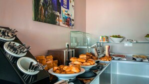 Een buffet met diverse gerechten, een broodrooster en bestek.