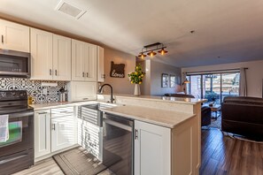 Frigorifero, microonde, forno, piano cottura