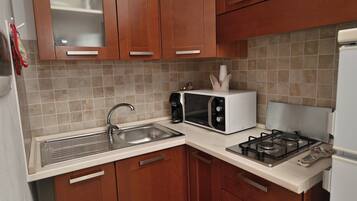 Kühlschrank, Mikrowelle, Herdplatte, Hochstuhl