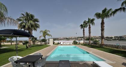 Elegant, fully equipped studio apartment with pool (shared).