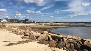 Beach nearby, sun-loungers, beach towels