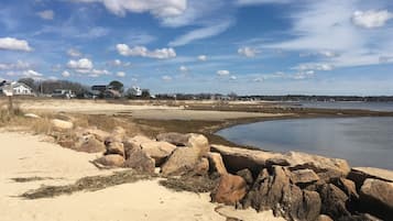 Beach nearby, sun loungers, beach towels