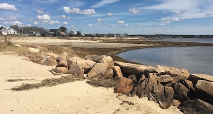 Walking distance to Private Beach! Charming Cottage North of Cape Cod.