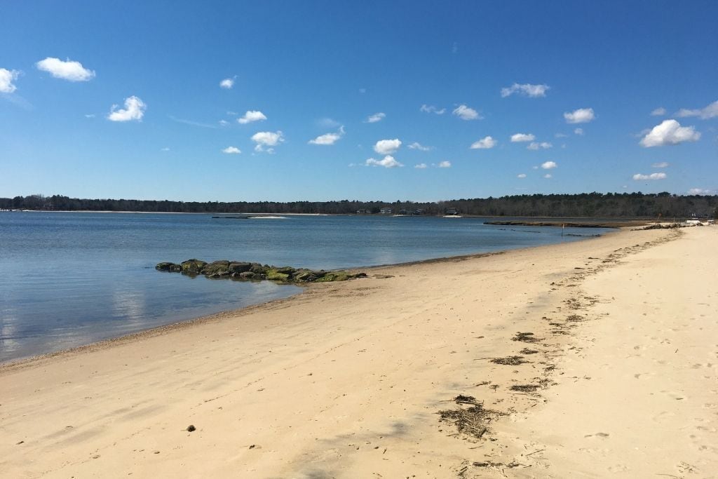 Beach nearby, sun loungers, beach towels
