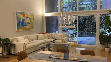 Smart-tv, boeken, een stereo en een printer