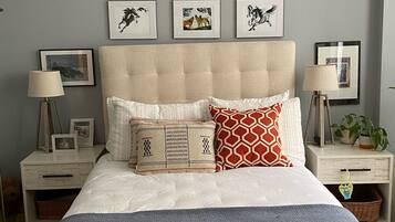 3 間睡房、書桌、熨斗/熨衫板、可攜式嬰兒床