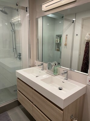 Combinazione doccia/vasca, asciugacapelli, asciugamani, sapone