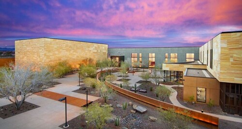 Lovely 2 BR in Sunny Scottsdale w/ Laundry & Pool