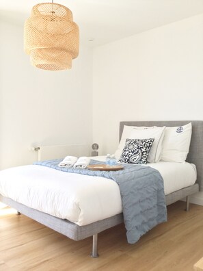 3 chambres, bureau, chambres insonorisées, fer et planche à repasser