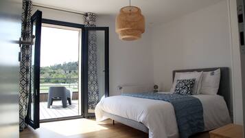 3 bedrooms, desk, soundproofing, iron/ironing board