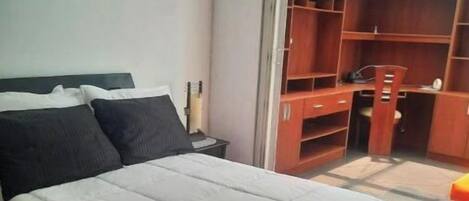 1 quarto, Wi-Fi de cortesia, roupa de cama