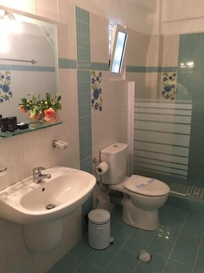 Bathroom - maistrali studios (Andros)