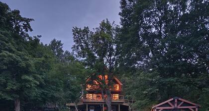 Pet and family friendly, Private lake, with private sandy beach. Five bedroom.