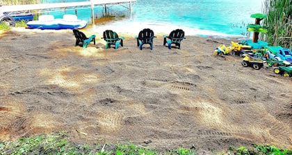 Private lake, with private sandy beach. Beautiful five bedroom.