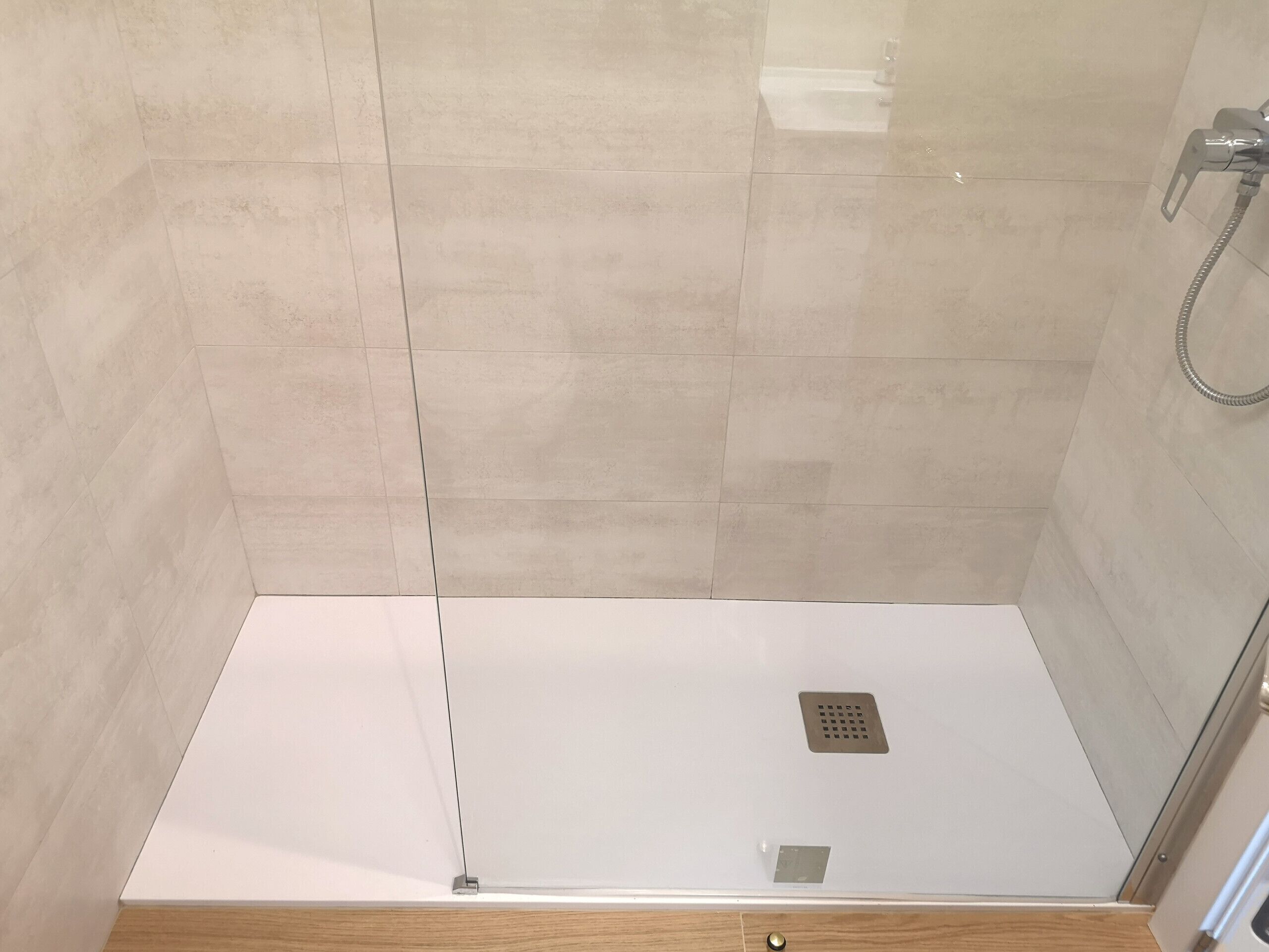 Een douche, een haardroger, handdoeken