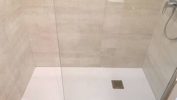 Een douche, een haardroger, handdoeken
